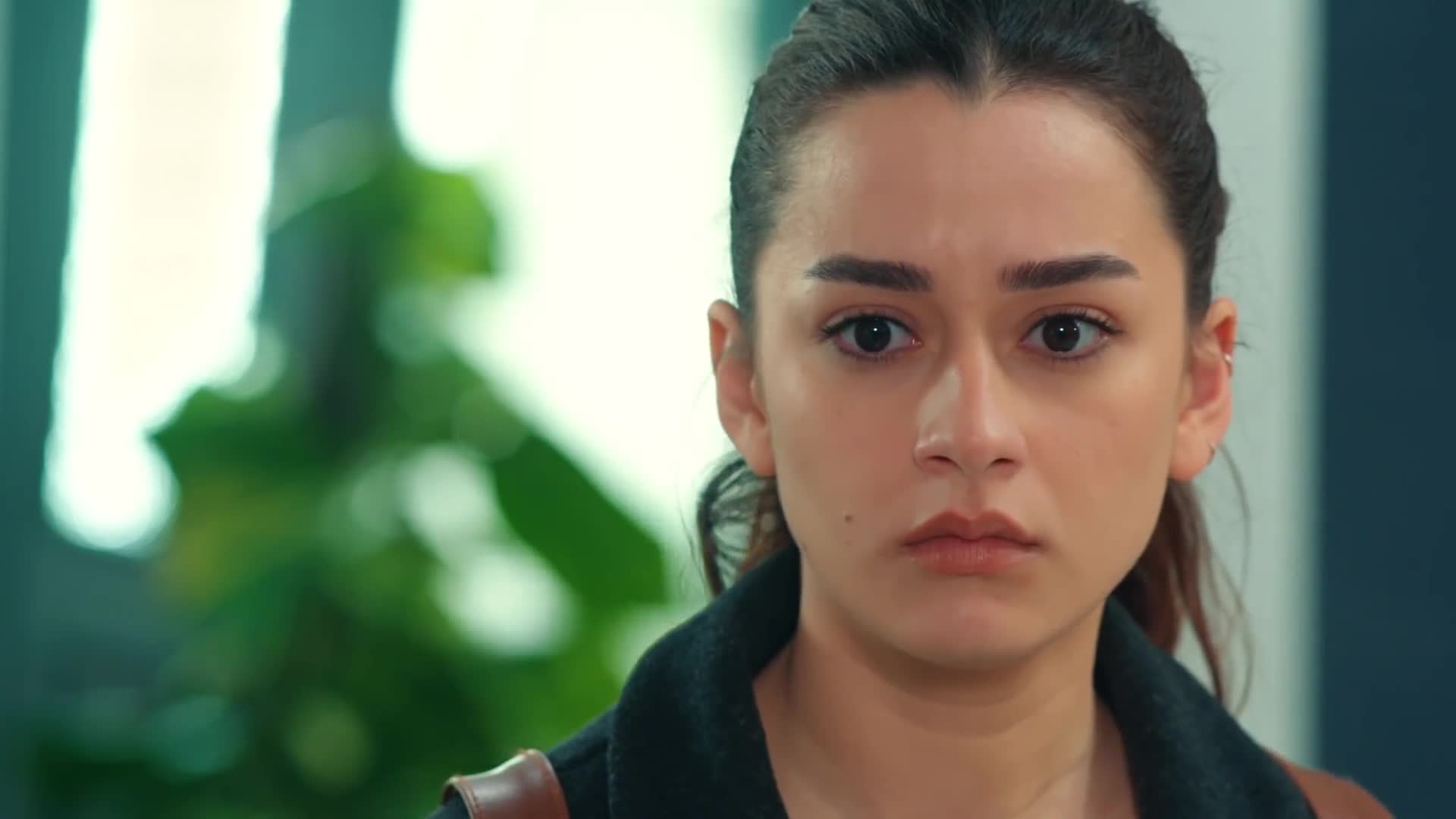 Кадры из сериала Скрывая нашу маму (2021)